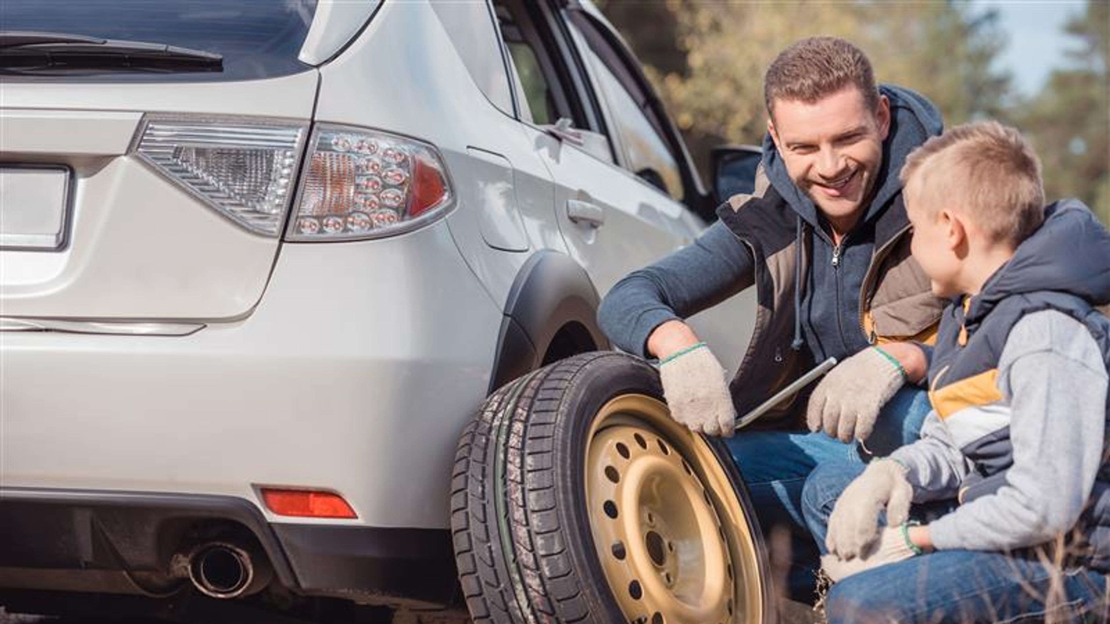 A father and his child are changing the tyres