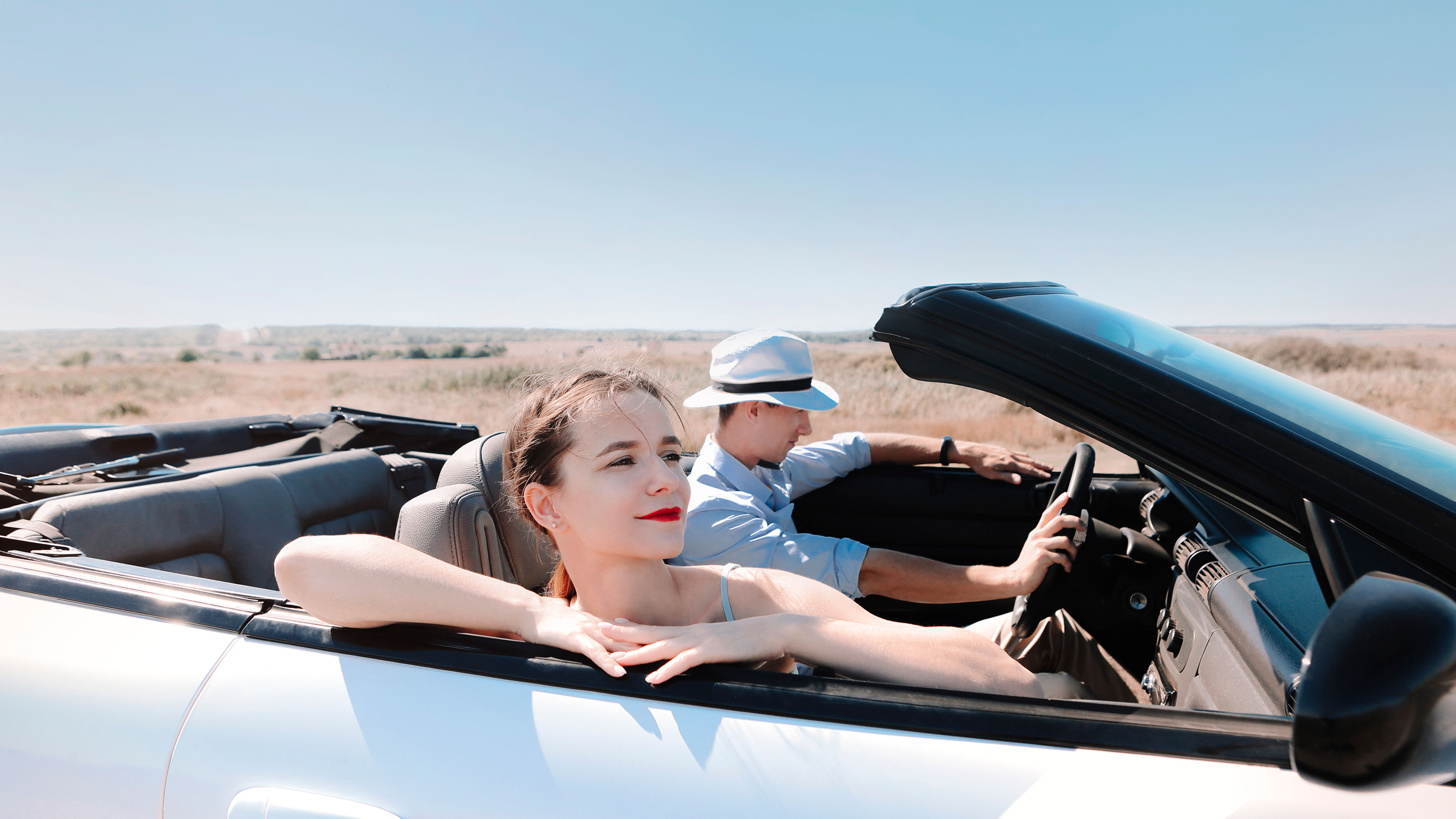 Happy couple enjoying road trip. 